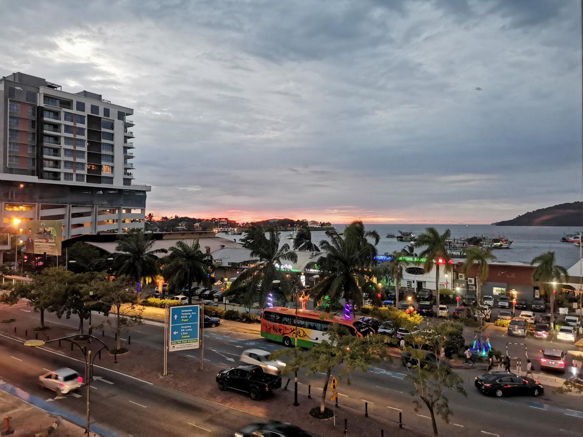 Space Cap Hotel Kota Kinabalu Exterior photo